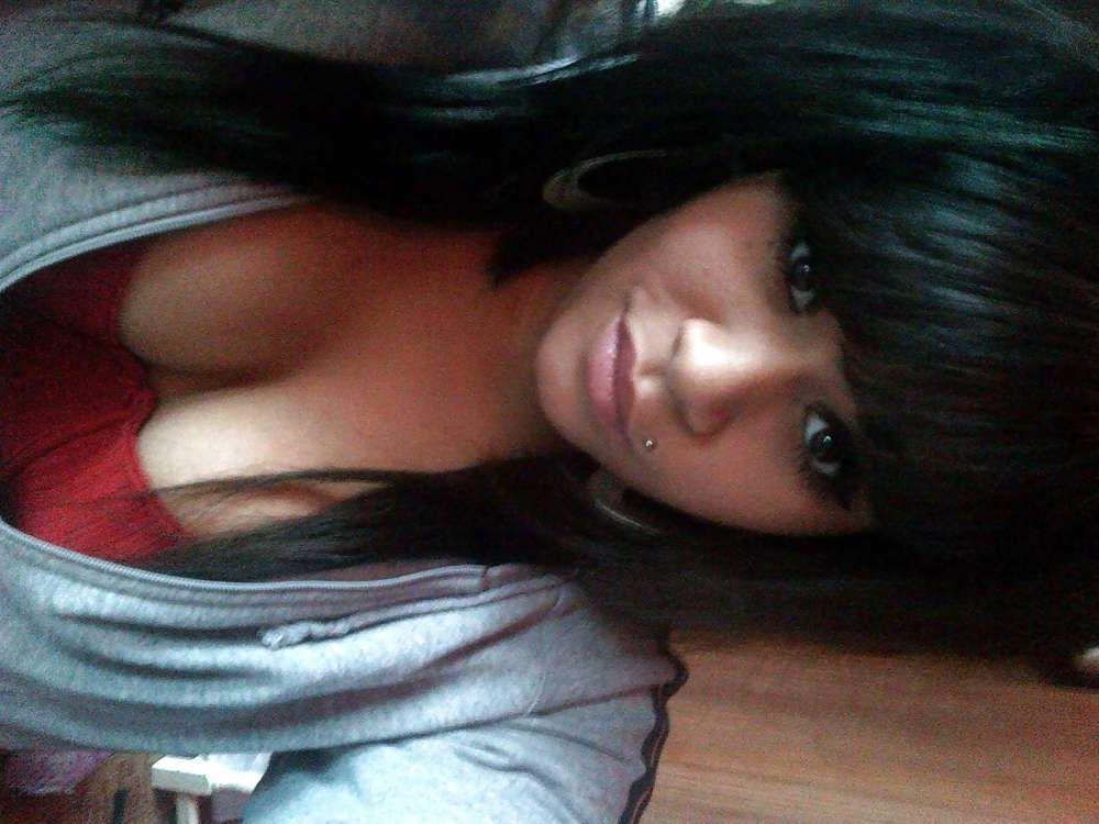 6P Hot woman showing off her bust!