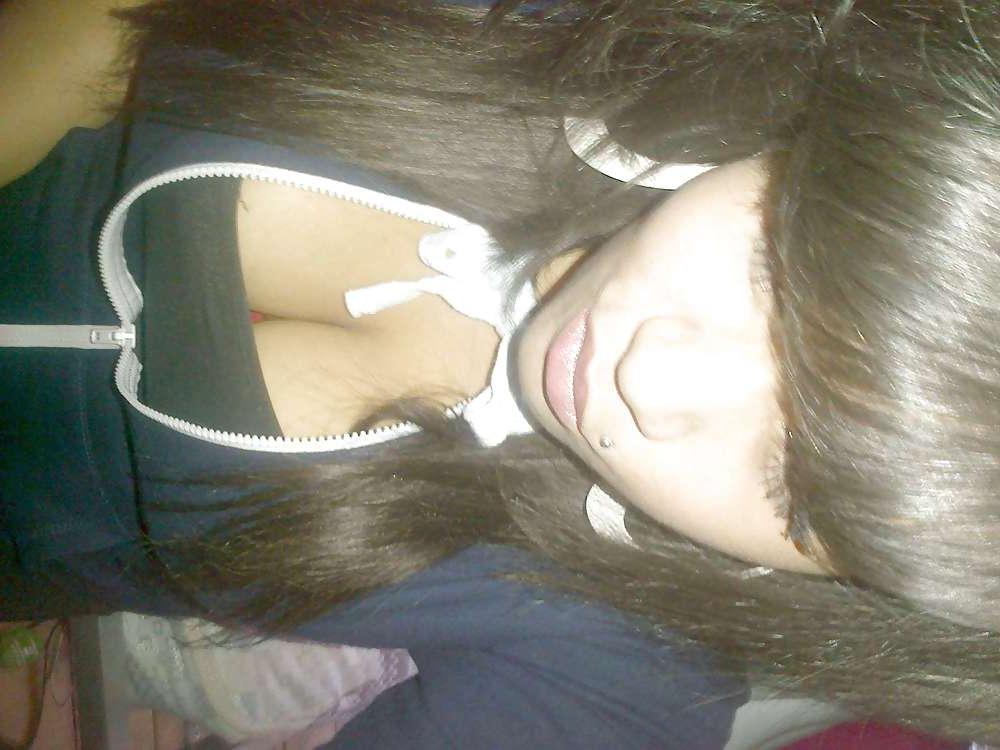 6P Hot woman showing off her bust!
