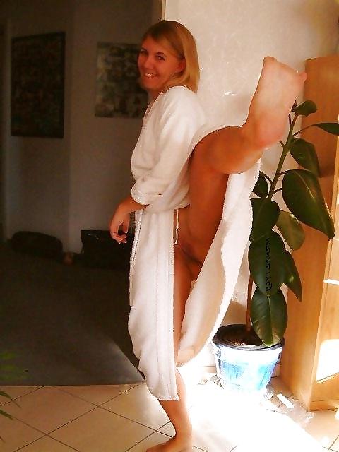 10P Wife Giving FootJob And Posing Naked