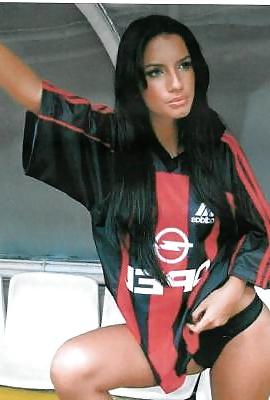 13P Femme de joueur de foot et supportrice 