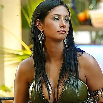 13P Femme de joueur de foot et supportrice 