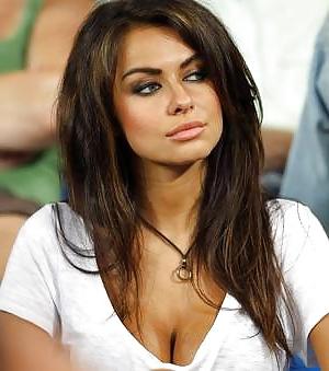 13P Femme de joueur de foot et supportrice 