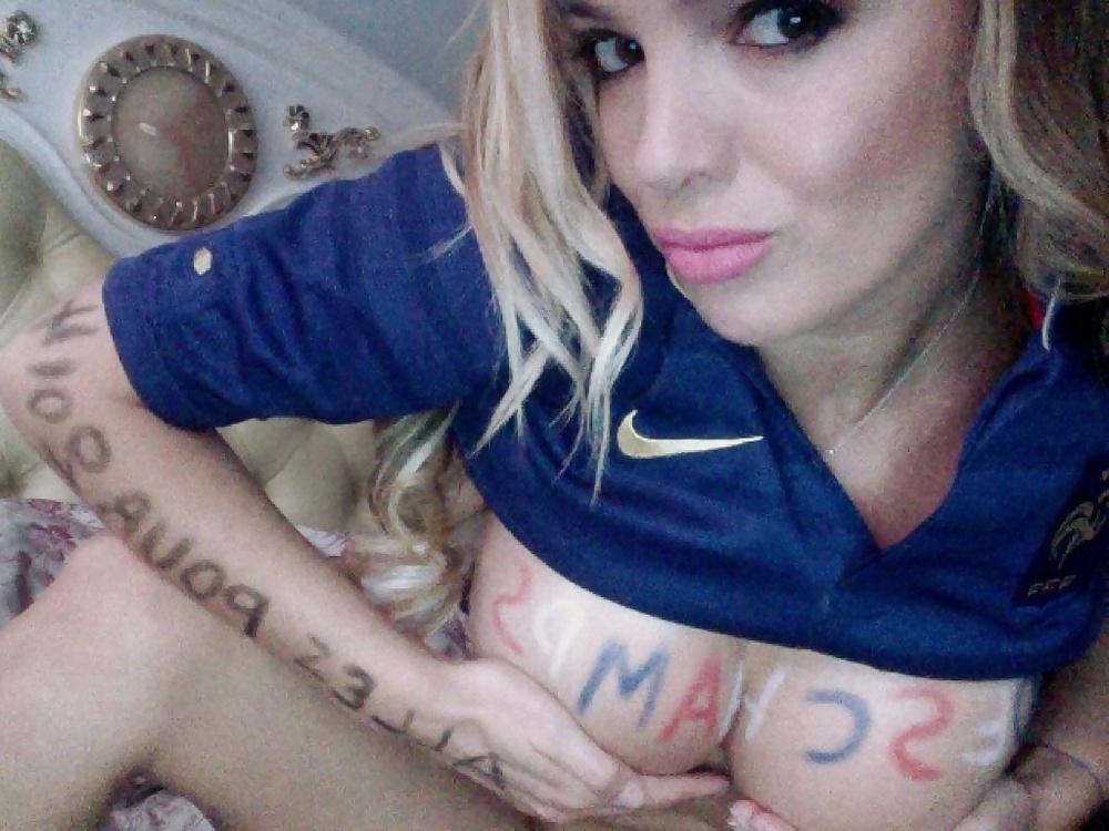 13P Femme de joueur de foot et supportrice 