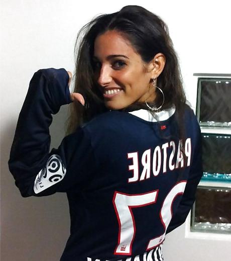 13P Femme de joueur de foot et supportrice 