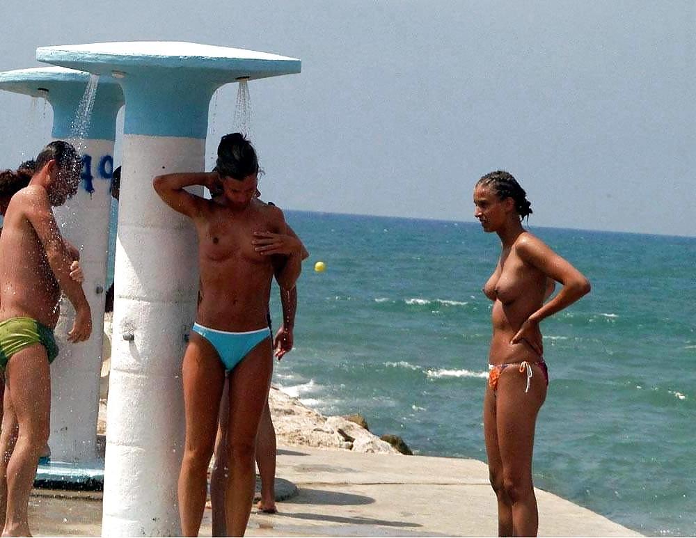 25P NUDE AT THE BEACH