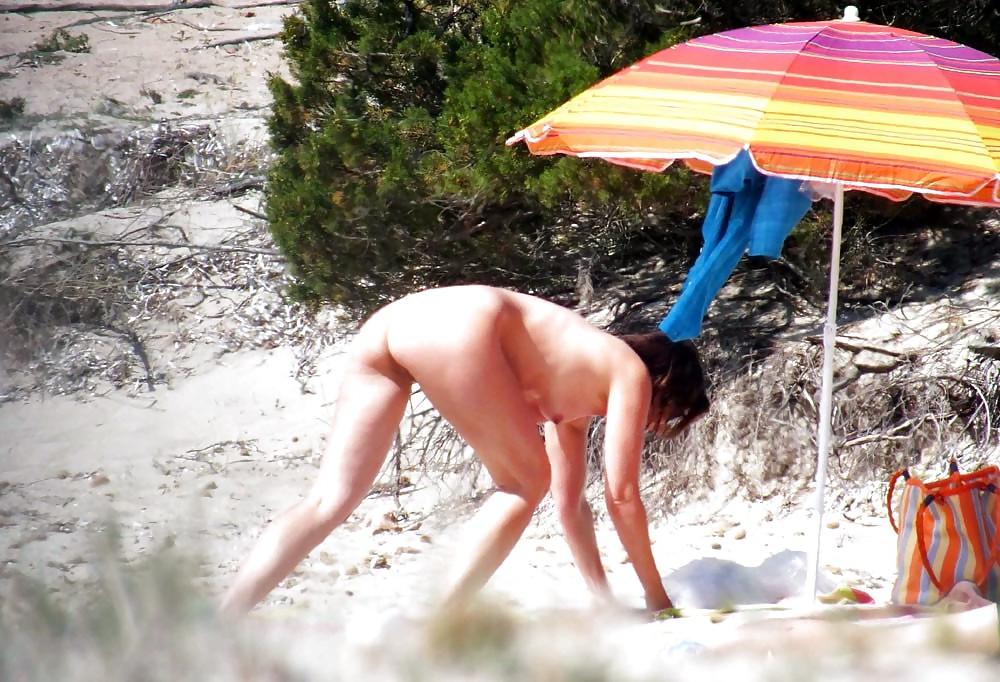 25P NUDE AT THE BEACH