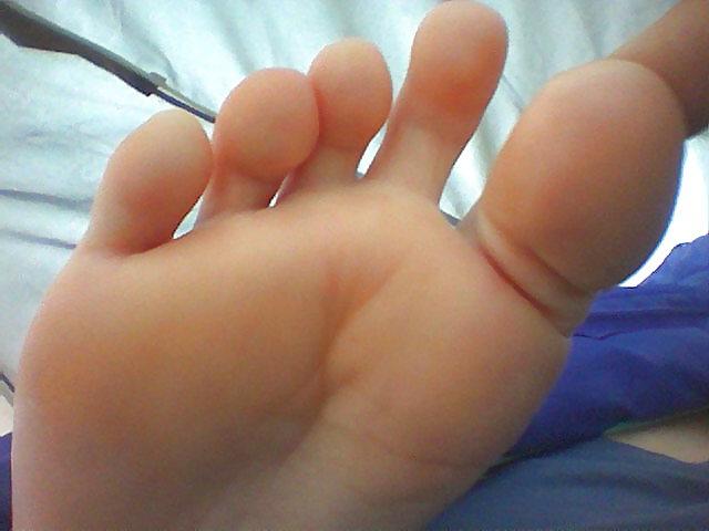 25P Lara 's Feet - Foot models nipples pale flexible toes soles 