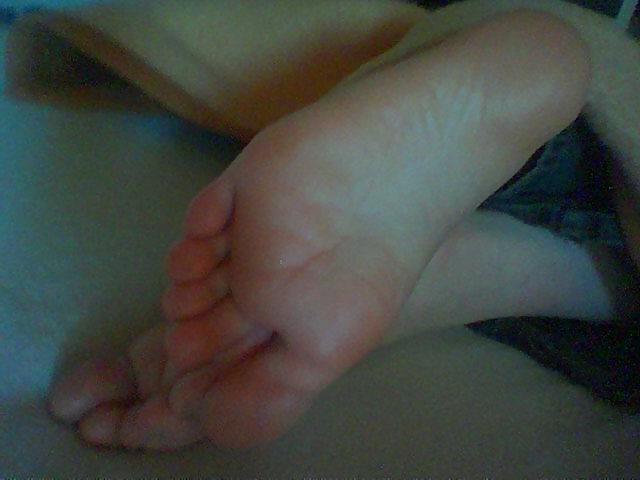 25P Lara 's Feet - Foot models nipples pale flexible toes soles 