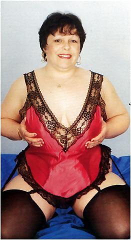 15P Chubby mature brunette Alison posing on her bed