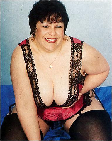 15P Chubby mature brunette Alison posing on her bed