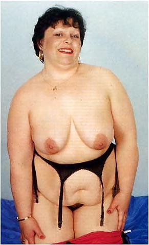 15P Chubby mature brunette Alison posing on her bed
