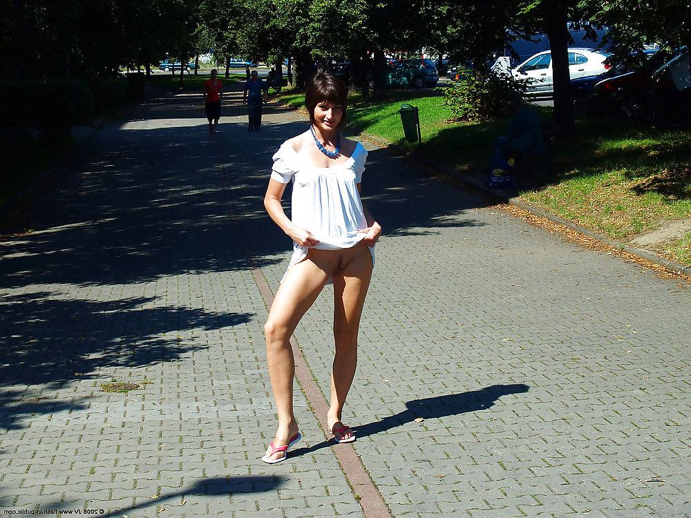 15P AMATEUR BEAUTY TEEN UNDRESSES ON THE STREET