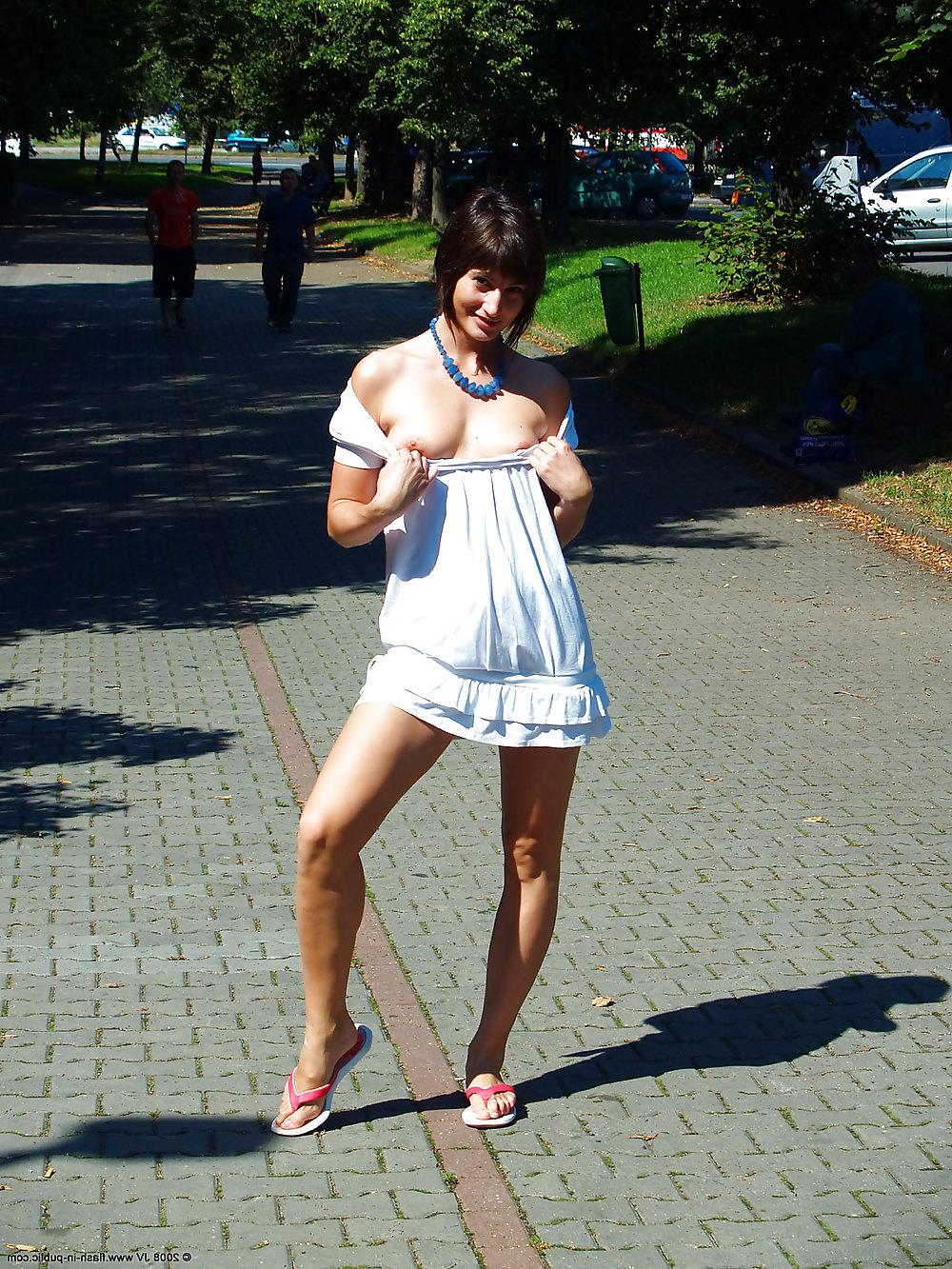 15P AMATEUR BEAUTY TEEN UNDRESSES ON THE STREET