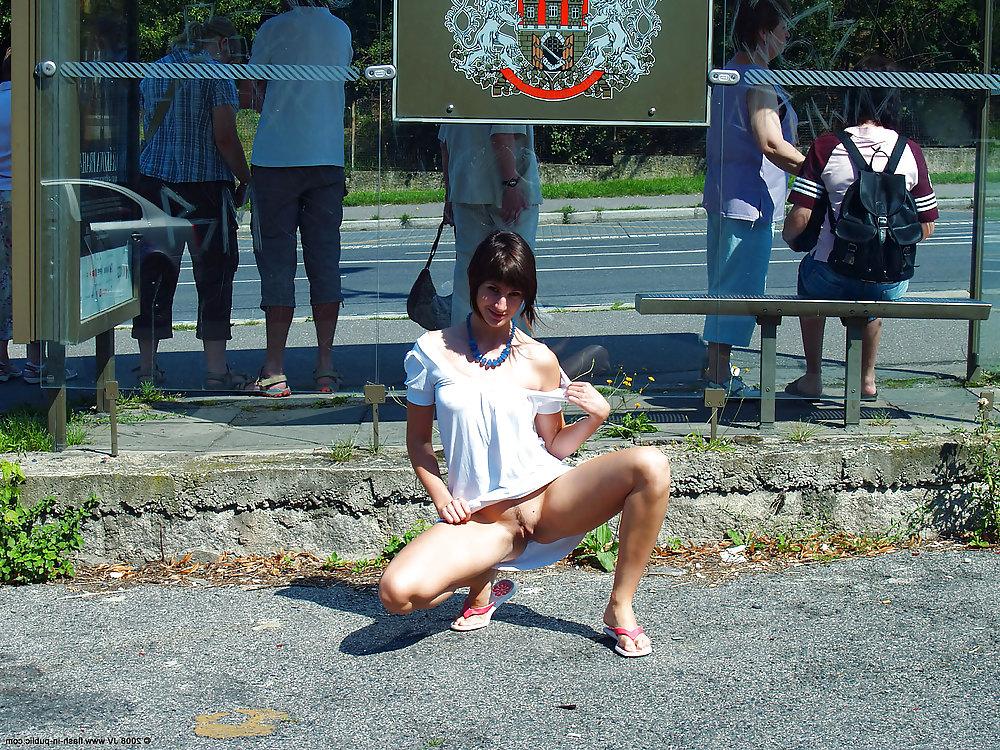 15P AMATEUR BEAUTY TEEN UNDRESSES ON THE STREET