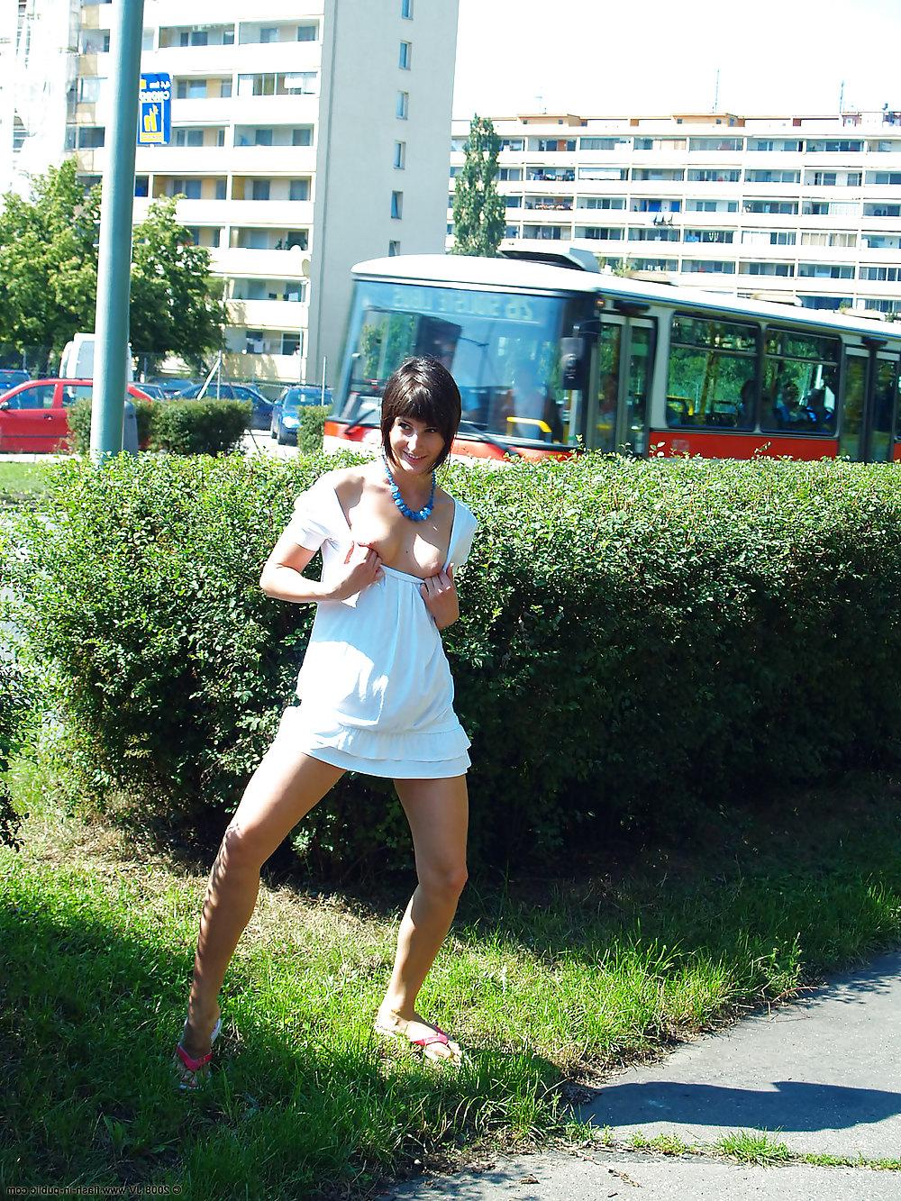 15P AMATEUR BEAUTY TEEN UNDRESSES ON THE STREET