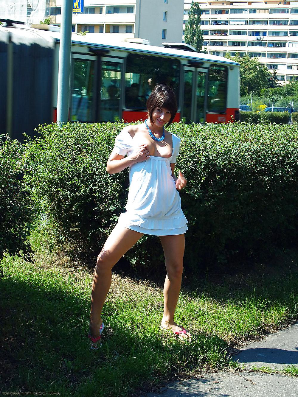 15P AMATEUR BEAUTY TEEN UNDRESSES ON THE STREET