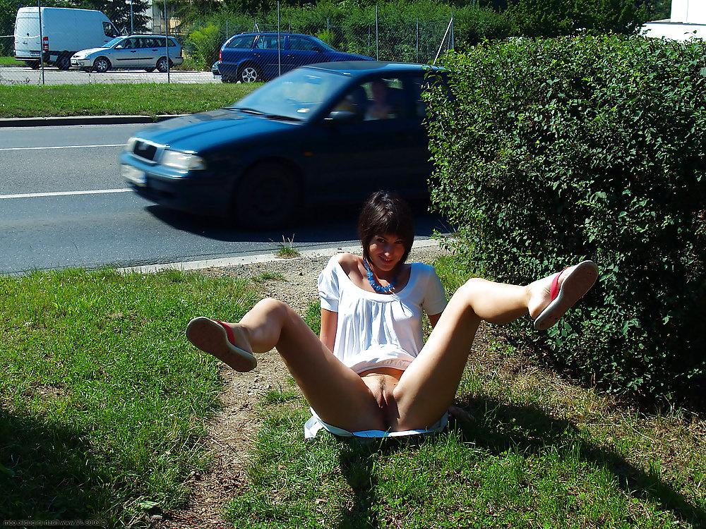 15P AMATEUR BEAUTY TEEN UNDRESSES ON THE STREET