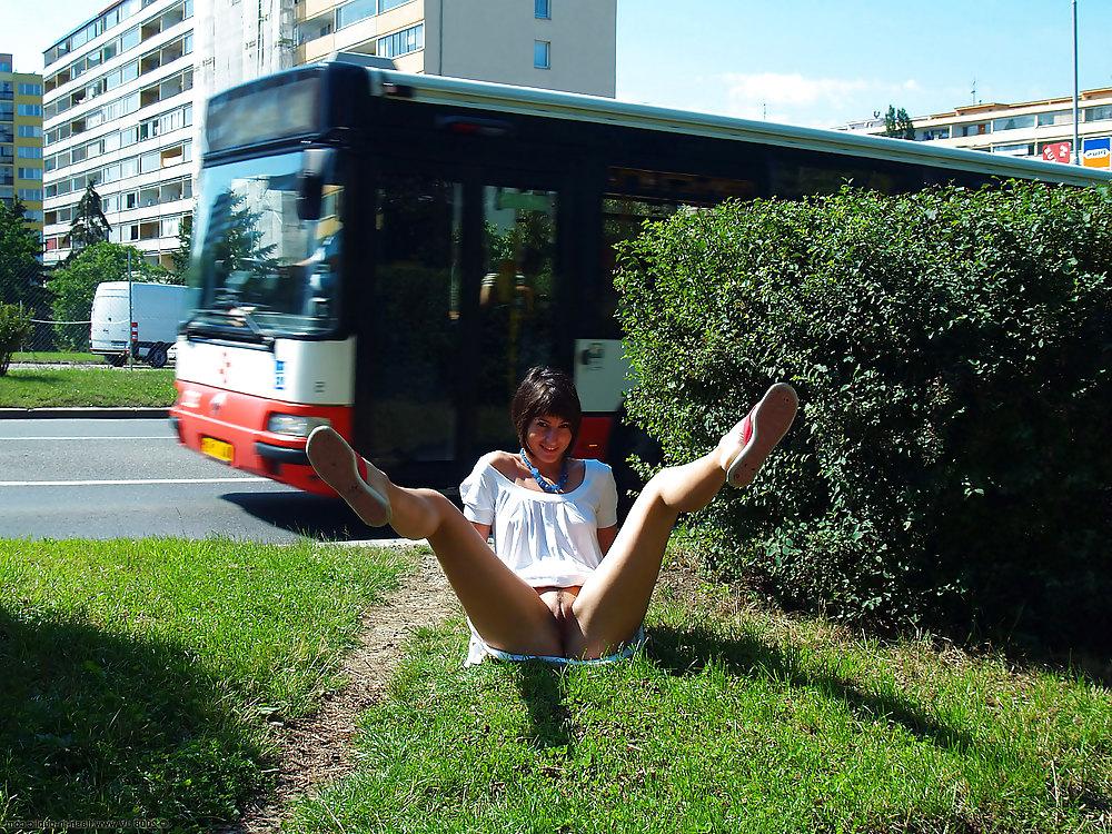 15P AMATEUR BEAUTY TEEN UNDRESSES ON THE STREET