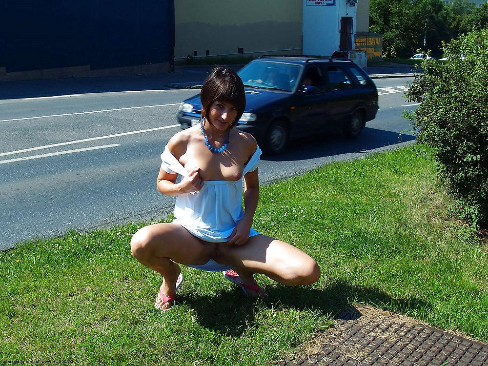 15P AMATEUR BEAUTY TEEN UNDRESSES ON THE STREET