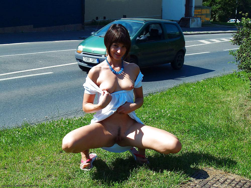 15P AMATEUR BEAUTY TEEN UNDRESSES ON THE STREET