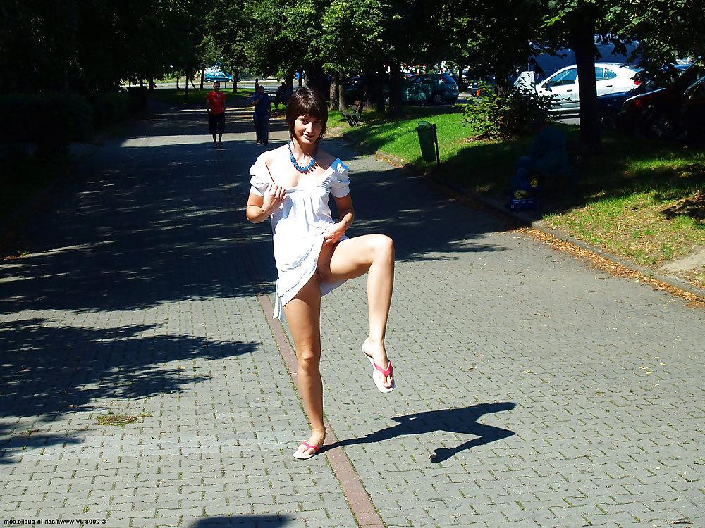 15P AMATEUR BEAUTY TEEN UNDRESSES ON THE STREET