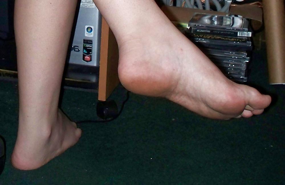 7P Ex-Wife at Computer (Leg and Foot Fetish)
