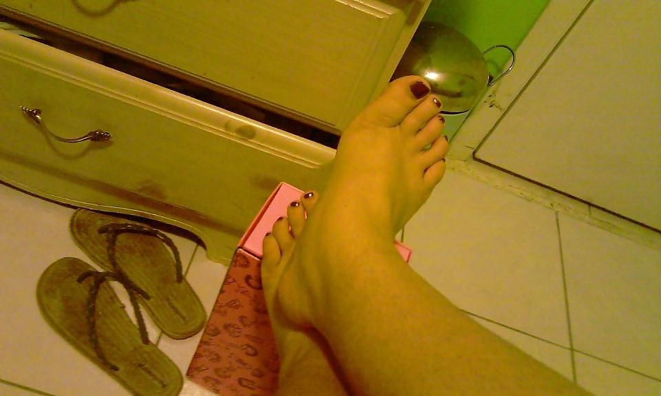 25P She loves sucking on her toes
