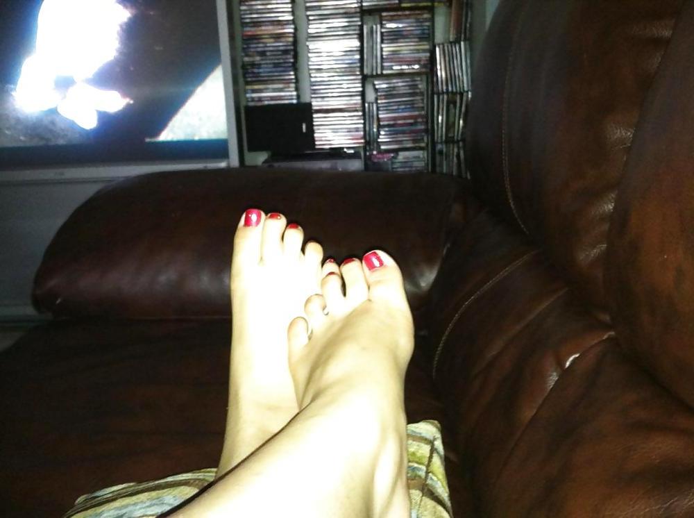 25P She loves sucking on her toes