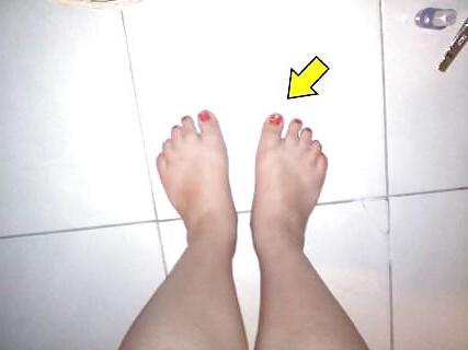 25P She loves sucking on her toes