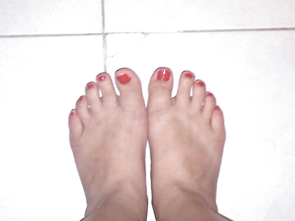 25P She loves sucking on her toes