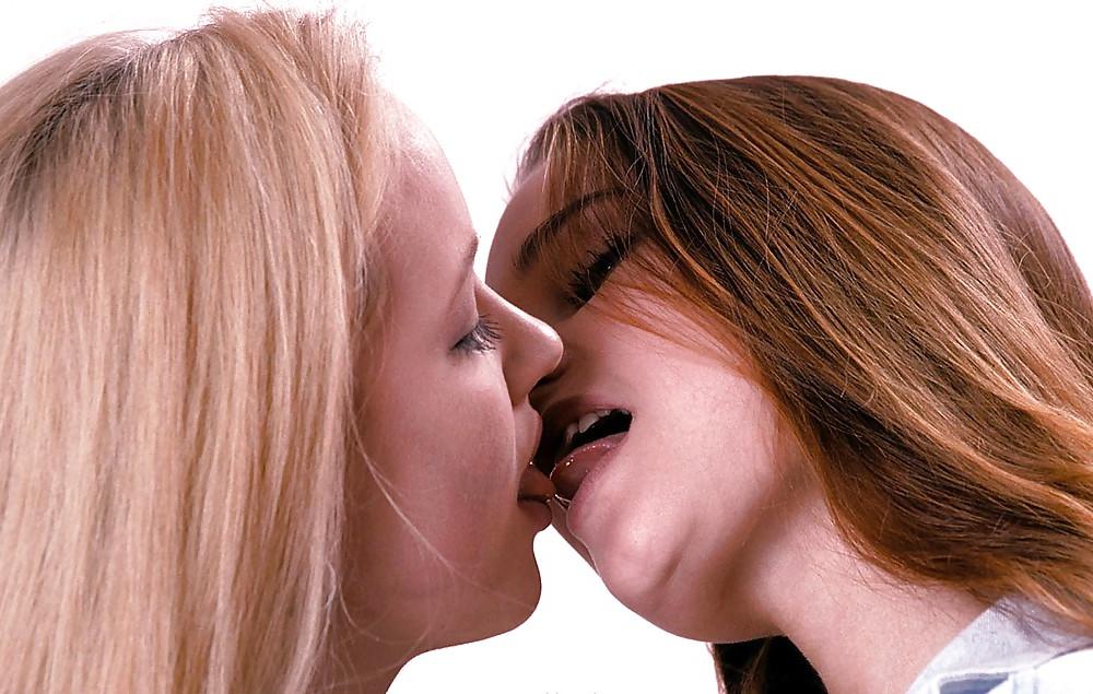 25P GIRLS KISSING GIRLS 23