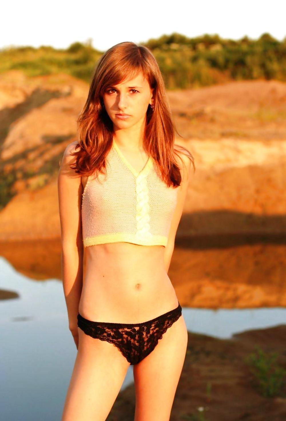 25P Nipples - Pokies - Braless - Downblouse