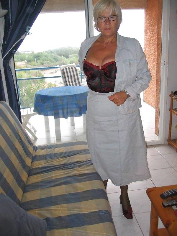 25P Mature Beauty - Annick 21