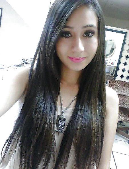 25P LATINAS SELF SHOTS