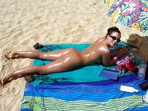 25P NUDE AT THE BEACH