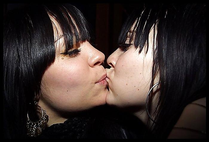25P Girls Kissing Girls pt3