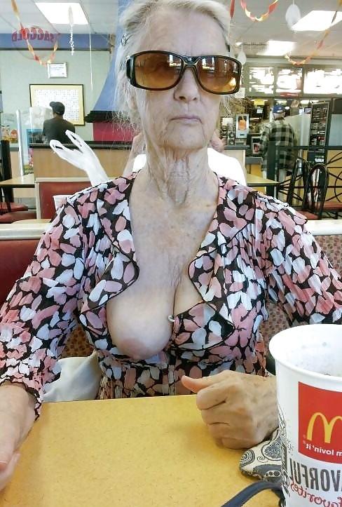 25P Les salopes show one tit on public