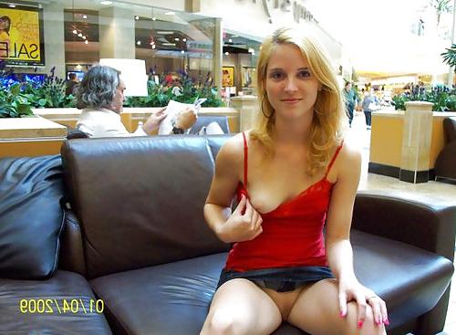 25P Les salopes show one tit on public