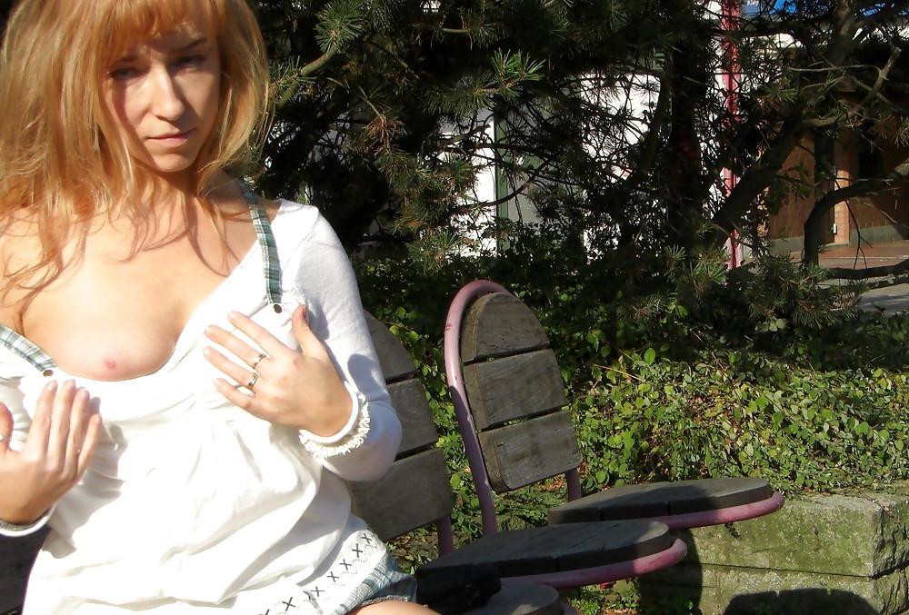25P Les salopes show one tit on public