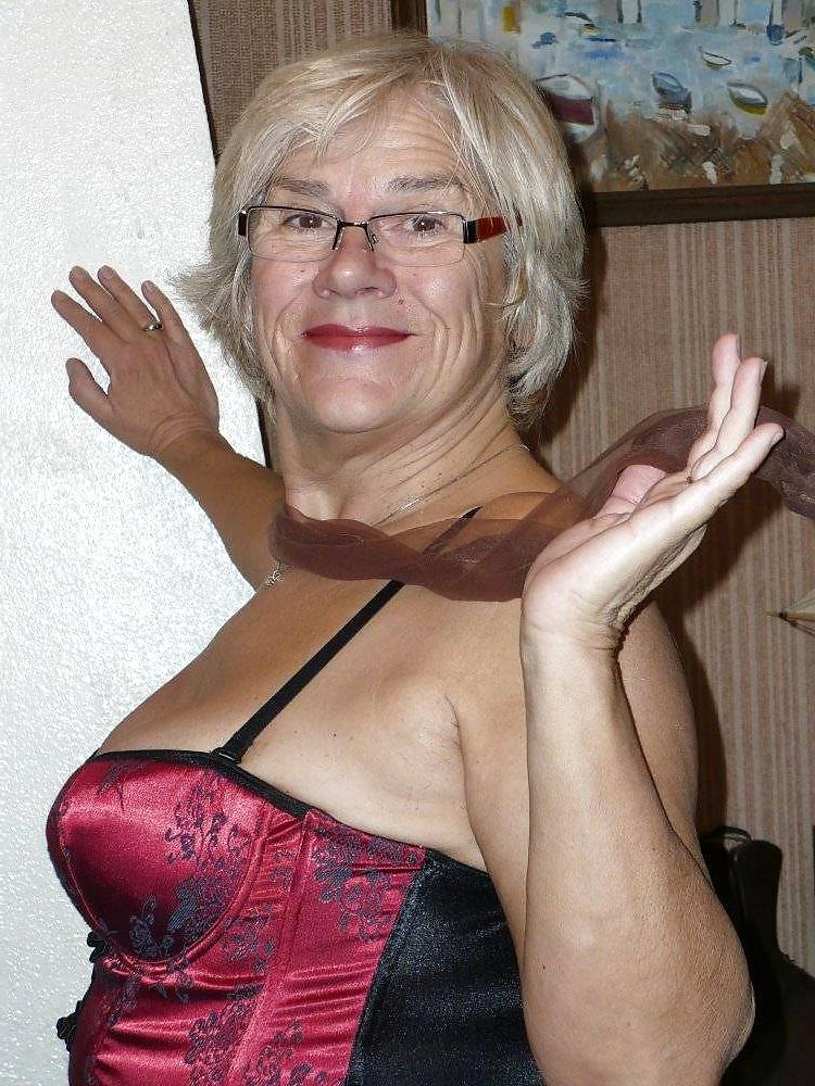 25P Mature Beauty - Annick 35