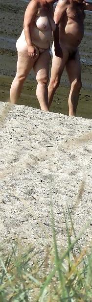 10P Sluts secretly photographed on the beach