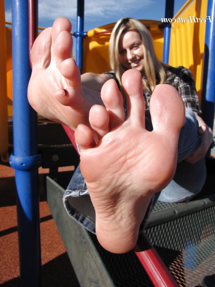 8P Foot fetish