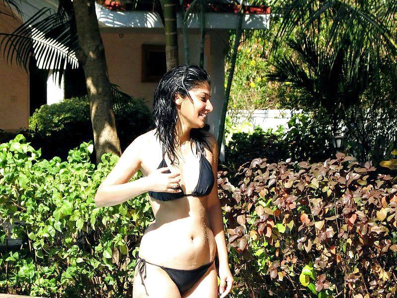9P Pool side desi
