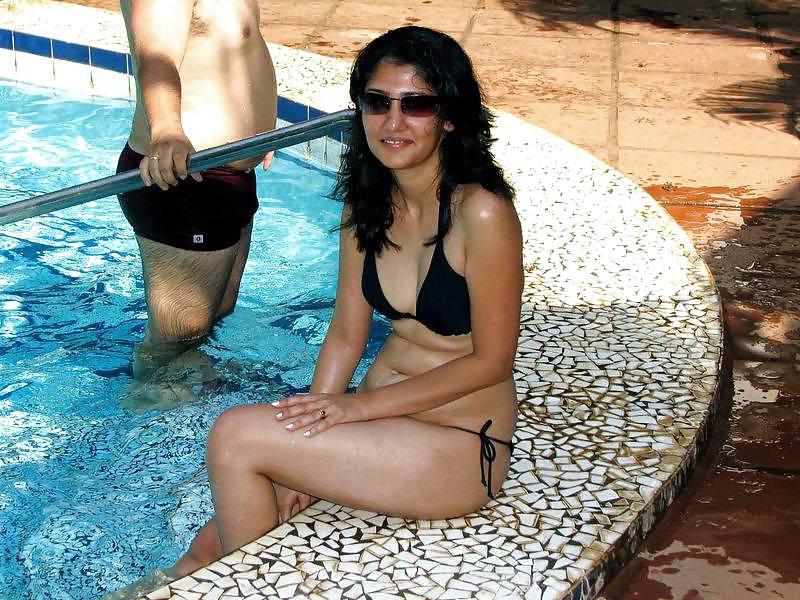 9P Pool side desi