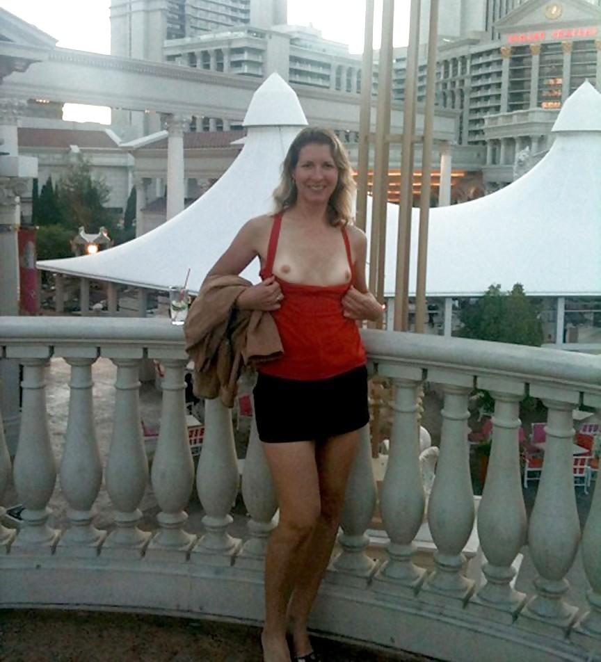 25P Les salopes ( flashing tits )