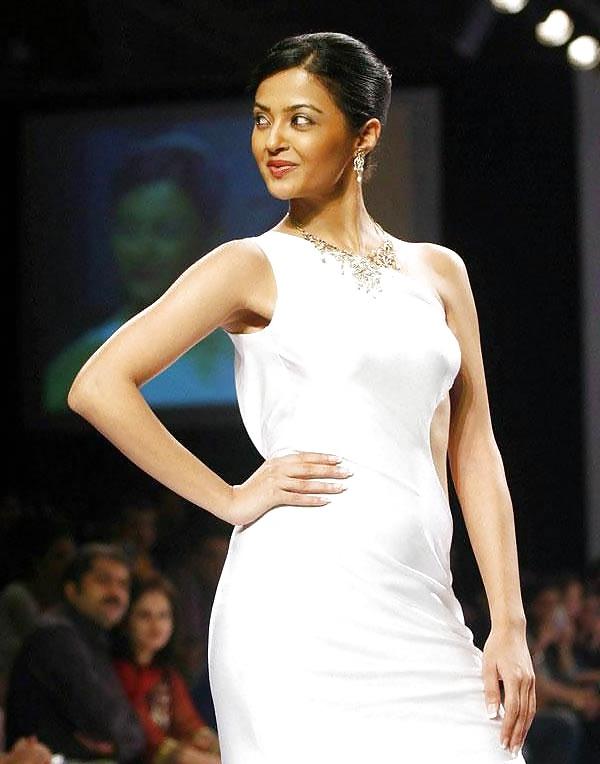24P DESI ACTRESS TIGHT OUTFITT