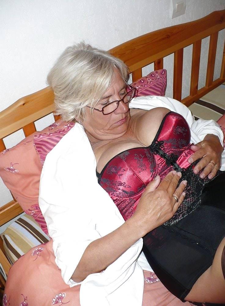25P Mature Beauty - Annick 52