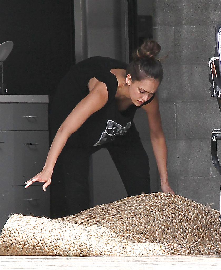 4P Jessica alba downblouse 
