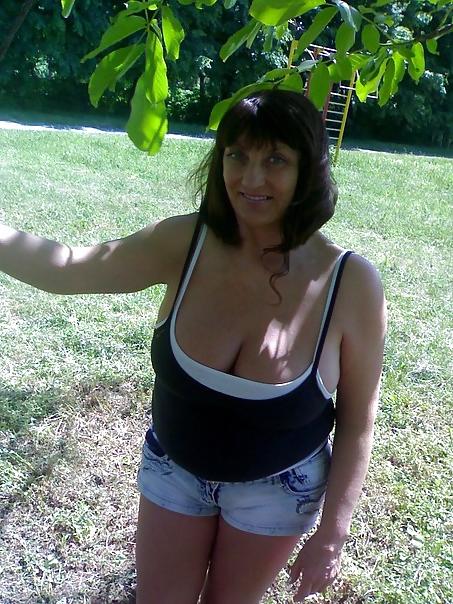 16P Busty Russian Woman 1060