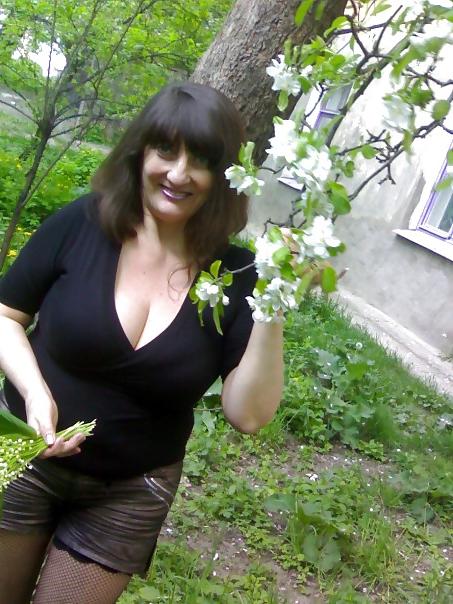 16P Busty Russian Woman 1060